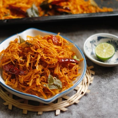 Khô gà lá chanh xé cay 500g - Đậm vị chua cay, giảm giá 38k (giá gốc 47.5k)
