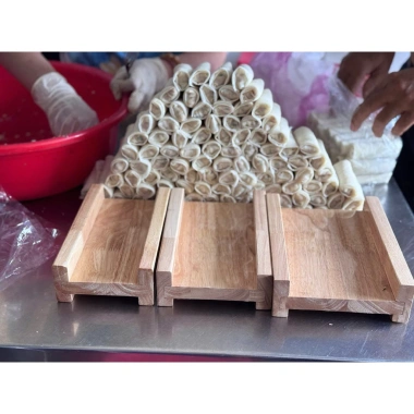 Khuôn Cuốn Nem Chả Giò Gỗ - Cuộn Nhanh Gấp 3 Lần, Đều Tay, Dễ Dùng, 60,000 VND
