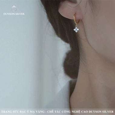 Khuyên tai bạc 925 Duyson Silver vòng tròn đính charm cỏ 4 lá – Giá chỉ 400.000đ