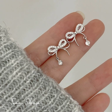 Khuyên tai bạc đính đá hình nơ - Bông tai nữ TUNA SILVER chuẩn bạc, giảm 299.000₫ 9 Khuyên tai bạc đính đá hình nơ - Bông tai nữ TUNA SILVER chuẩn bạc, giảm 299.000₫ 9