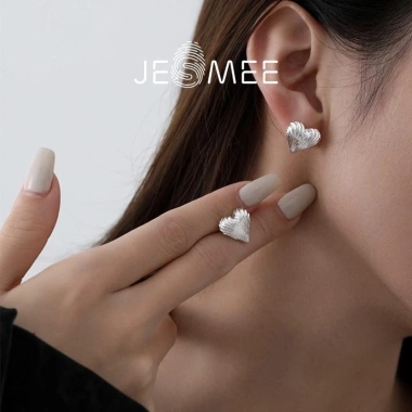 Khuyên tai bạc nữ hình trái tim Jesmee Eros chạm khắc gân sọc - Giá ưu đãi 289k 7 Khuyên tai bạc nữ hình trái tim Jesmee Eros chạm khắc gân sọc - Giá ưu đãi 289k 7