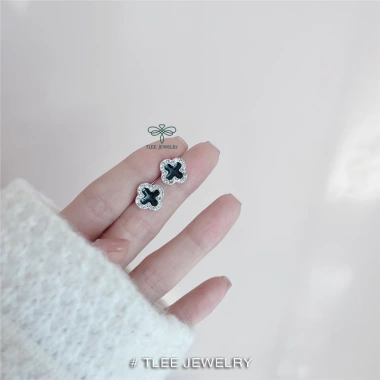 Khuyên tai bạc nữ TLEE cỏ bốn lá sơn đen viền đá lấp lánh - Giá ưu đãi 520k 6 Khuyên tai bạc nữ TLEE cỏ bốn lá sơn đen viền đá lấp lánh - Giá ưu đãi 520k 6
