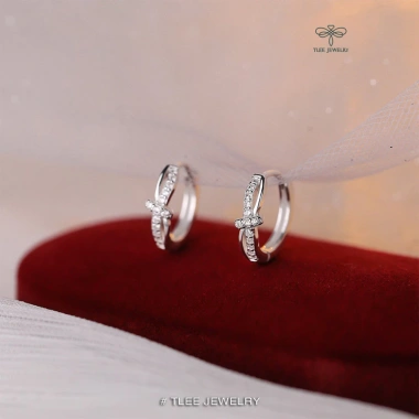 Khuyên tai bạc nữ TLEE tròn nơ thắt đính đá - Nữ tính, giảm còn 320.000₫ (400.000₫) 6 Khuyên tai bạc nữ TLEE tròn nơ thắt đính đá - Nữ tính, giảm còn 320.000₫ (400.000₫) 6