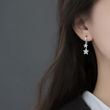 Khuyên tai bạc Ý s925 hai đôi hoa 5 cánh thả dài E3.919 - 557.000đ AROCH Jewelry 2 Khuyên tai bạc Ý s925 hai đôi hoa 5 cánh thả dài E3.919 - 557.000đ AROCH Jewelry 2