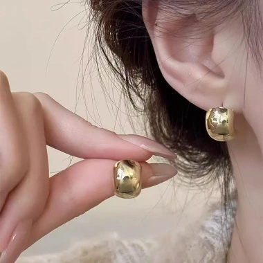 Khuyên Tai Hạt Đậu Nhẹ Nhàng Sang Trọng Kim Loại Dáng Ôm Tròn Phong Cách Hàn Quốc BT.101 - Giá 20.700 VND