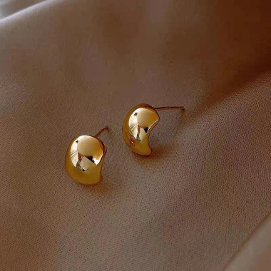 Khuyên Tai Hạt Đậu Nhẹ Nhàng Sang Trọng Kim Loại Dáng Ôm Tròn Phong Cách Hàn Quốc BT.101 - Giá 20.700 VND