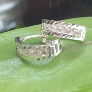Khuyên tai nữ bạc Quang Thản gắn đá cobic trắng sáng, đeo sát tai - 390.000 VND 7