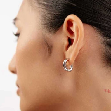 Khuyên tai nữ mạ vàng Cee Hoops Jesmee thiết kế chữ C sang trọng, giảm còn 249k
