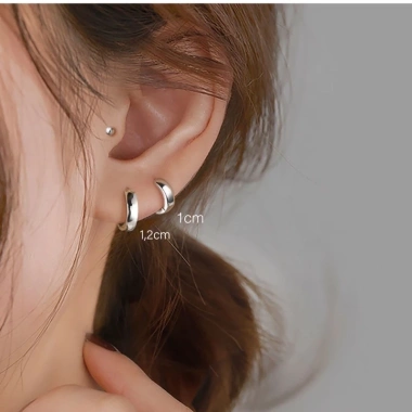 Khuyên tai tròn bạc 925 unisex Duyson - Bông tai nữ nam bản rộng, giá 300.000đ 4 Khuyên tai tròn bạc 925 unisex Duyson - Bông tai nữ nam bản rộng, giá 300.000đ 4