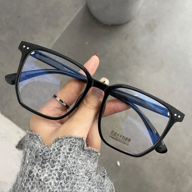 Kính gọng đen nam nữ chống bức xạ xanh, gọng lớn hiển thị khuôn mặt, trang điểm tự nhiên, giá 54.000 4