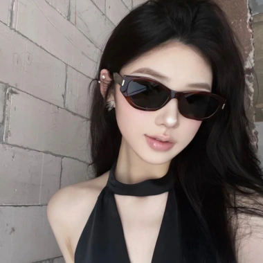 Kính mát thời trang TR90 bền bỉ KELSY - Da beo sang chảnh, phân cực, chống bụi, đi biển, chỉ 154.000₫ 9 Kính mát thời trang TR90 bền bỉ KELSY - Da beo sang chảnh, phân cực, chống bụi, đi biển, chỉ 154.000₫ 9