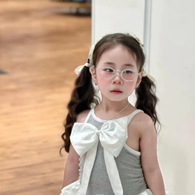 Kính râm cho bé 3-10 tuổi - Oval gọng kim loại viền đá, chống tia UV KM16