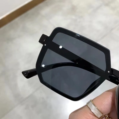 Kính râm hình vuông không đều cá tính cho nam nữ – Chống UV, thời trang, giảm giá 20% chỉ 63.828₫ 7