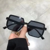 Kính râm hình vuông không đều cá tính cho nam nữ – Chống UV, thời trang, giảm giá 20% chỉ 63.828₫ 9