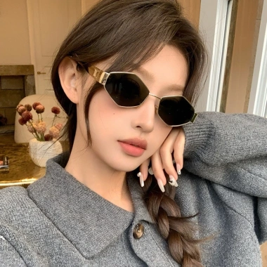 Kính râm nữ hình thoi viền kim loại cổ điển Châu Âu Mỹ - Giá ưu đãi 59.400₫ 3