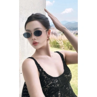Kính râm nữ hotgirl thời trang - Giá ưu đãi 139.000đ, chất liệu nhẹ, phong cách trẻ trung