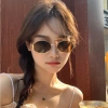 Kính râm oval nam nữ gọng kim loại đen nâu – Phù hợp chụp ảnh Tết, áo dài, đi chơi – Giá ưu đãi 69.900₫ 2