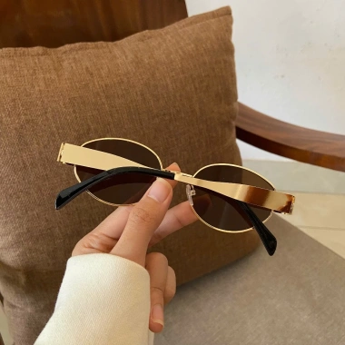 Kính râm oval nam nữ gọng kim loại đen nâu – Phù hợp chụp ảnh Tết, áo dài, đi chơi – Giá ưu đãi 69.900₫ 7