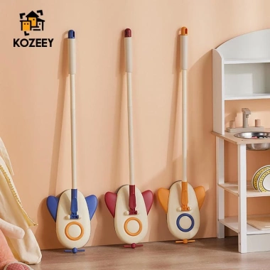 KOZEEY Cây Lau Nhà Mini Họa Tiết Hoạt Hình Dễ Thương Cho Bé 3-6 Tuổi - Giá Giảm 89.640 VND KOZEEY Cây Lau Nhà Mini Họa Tiết Hoạt Hình Dễ Thương Cho Bé 3-6 Tuổi - Giá Giảm 89.640 VND