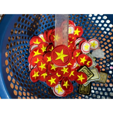 Lá cờ đỏ sao vàng thêu ủi nhiệt gắn kẹp tóc, vá áo rách giá 4,450₫