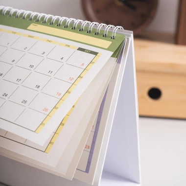 Lịch để bàn nhỏ 2.025-2.026 lật đứng, chạy 7/2.025-12/2.026, danh sách việc cần làm & ghi chú, dây buộc kim loại