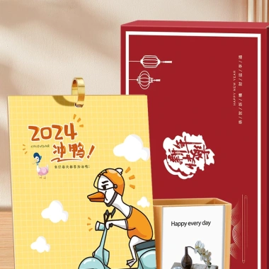 Lịch gỗ để bàn 2.024 cao cấp kèm ống bút Giá chỉ 168.000đ giảm 20%