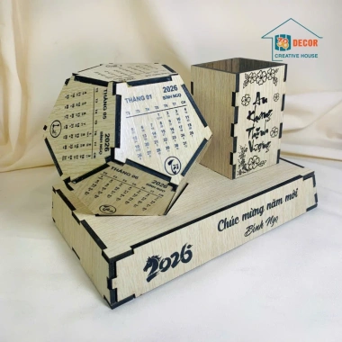 Lịch Gỗ Ngũ Giác L02 12 Mặt 2.026 - kèm hộp bút, khắc logo, lịch Tết, ưu đãi 47.5k 3 Lịch Gỗ Ngũ Giác L02 12 Mặt 2.026 - kèm hộp bút, khắc logo, lịch Tết, ưu đãi 47.5k 3