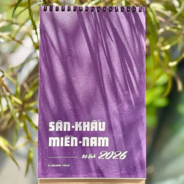 Lịch Tết 2.026 giấy kraft để bàn Sân khấu miền Nam minh hoạ cải lương quà Tết Bính Ngọ chỉ 99.000₫