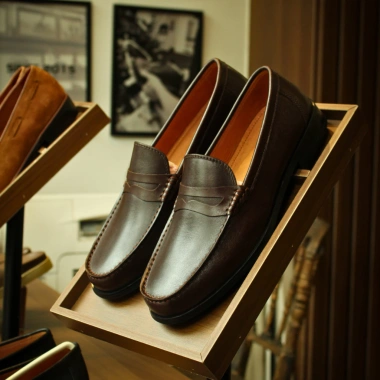 Loafer Penny Da Bê Đen Phylon - Thương hiệu Steeler, giảm giá 1.4tr, giá gốc 1.736tr 2 Loafer Penny Da Bê Đen Phylon - Thương hiệu Steeler, giảm giá 1.4tr, giá gốc 1.736tr 2