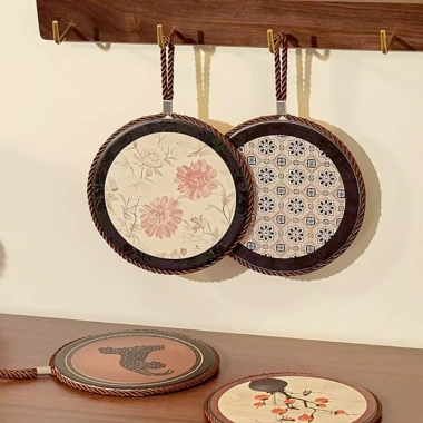 Lót Nồi Gốm Sứ Cách Nhiệt – Chống Trượt, Chịu Nhiệt Cao, Dây Treo Trang Trí Bàn Ăn, Giá 89.000₫