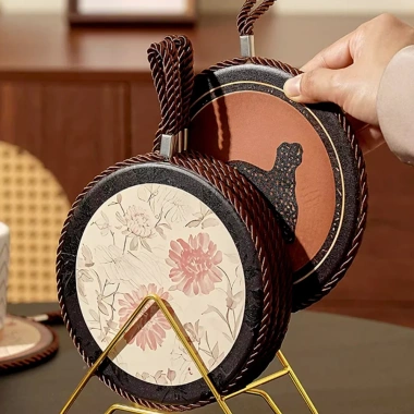 Lót Nồi Gốm Sứ Cách Nhiệt – Chống Trượt, Chịu Nhiệt Cao, Dây Treo Trang Trí Bàn Ăn, Giá 89.000₫ 4 Lót Nồi Gốm Sứ Cách Nhiệt – Chống Trượt, Chịu Nhiệt Cao, Dây Treo Trang Trí Bàn Ăn, Giá 89.000₫ 4