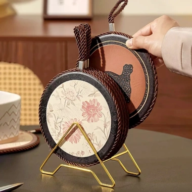 Lót Nồi Gốm Sứ Cách Nhiệt – Chống Trượt, Chịu Nhiệt Cao, Dây Treo Trang Trí Bàn Ăn, Giá 89.000₫ 15 Lót Nồi Gốm Sứ Cách Nhiệt – Chống Trượt, Chịu Nhiệt Cao, Dây Treo Trang Trí Bàn Ăn, Giá 89.000₫ 15