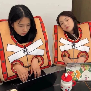LyLy gối ngủ văn phòng dạng tù nhân còng tay, gông cùm, quà troll bạn bè chỉ 99.000₫