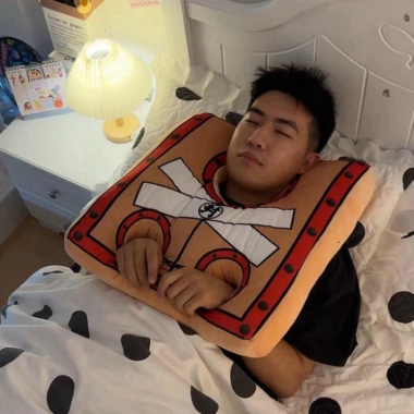 LyLy gối ngủ văn phòng dạng tù nhân còng tay, gông cùm, quà troll bạn bè chỉ 99.000₫