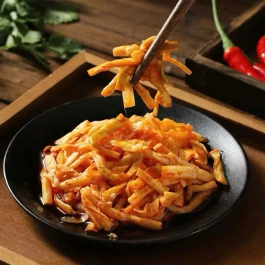 Măng Chua Cay Ngâm Dầu YUSILING 16gr - Ăn Vặt Đậm Đà, Giá Ưu Đãi 36.400 VND