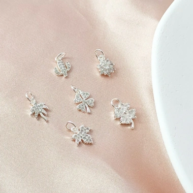 Mặt dây chuyền bốn lá may mắn - cây cỏ, xương rồng, lá phong - phong cách tinh tế, giá 29.399 VNĐ Mặt dây chuyền bốn lá may mắn - cây cỏ, xương rồng, lá phong - phong cách tinh tế, giá 29.399 VNĐ