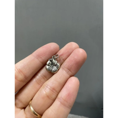Mặt dây chuyền hoa sang trọng, thiết kế tinh tế, giá chỉ 29.000 đồng - ưu đãi đặc biệt 21