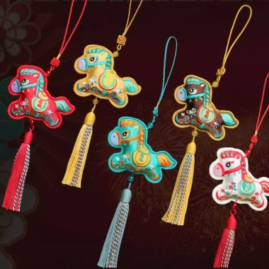 Mặt Dây Chuyền Ngựa Mùa Xuân Pony Thêu Trung Hoa, Móc Khóa Ngựa, Giá 81.290₫ 7 Mặt Dây Chuyền Ngựa Mùa Xuân Pony Thêu Trung Hoa, Móc Khóa Ngựa, Giá 81.290₫ 7