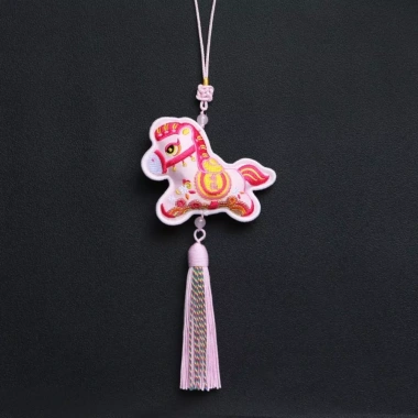 Mặt Dây Chuyền Ngựa Mùa Xuân Pony Thêu Trung Hoa, Móc Khóa Ngựa, Giá 81.290₫ 9 Mặt Dây Chuyền Ngựa Mùa Xuân Pony Thêu Trung Hoa, Móc Khóa Ngựa, Giá 81.290₫ 9