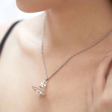 Mặt dây chuyền Vivienne Westwood Empress - Sao Thổ, Quả Cầu Nhỏ Bạc, Giá 550k 2 Mặt dây chuyền Vivienne Westwood Empress - Sao Thổ, Quả Cầu Nhỏ Bạc, Giá 550k 2