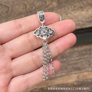 Mặt dây chuyền vòng tay tua rua bầu nơ sen Pom - Thiết kế tinh tế, giảm giá tới 17% chỉ 21.883₫ 39