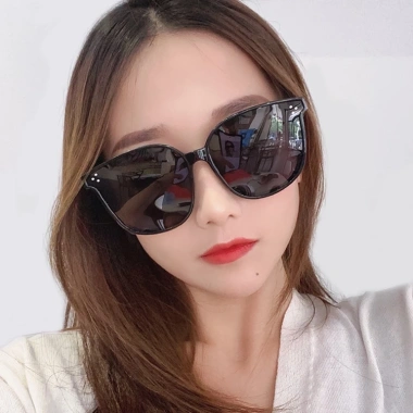 Mắt kính râm nữ chữ V gọng vuông thời trang cá tính, đi biển, chụp ảnh - iLita Hottrend