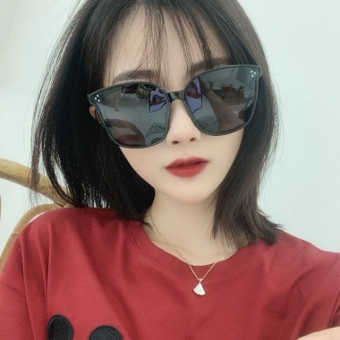 Mắt kính râm nữ chữ V gọng vuông thời trang cá tính, đi biển, chụp ảnh - iLita Hottrend