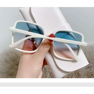 Mắt kính râm nữ chữ V gọng vuông thời trang cá tính, màu sắc đa dạng, phù hợp đi biển, chụp ảnh - iLita Hottrend 27k
