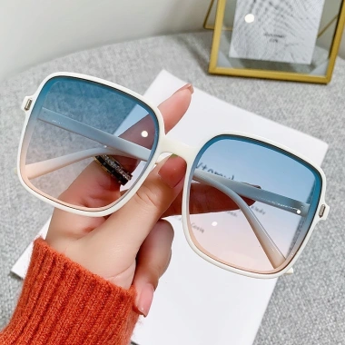Mắt kính râm nữ chữ V gọng vuông thời trang cá tính, màu sắc đa dạng, phù hợp đi biển, chụp ảnh - iLita Hottrend 27k 4 Mắt kính râm nữ chữ V gọng vuông thời trang cá tính, màu sắc đa dạng, phù hợp đi biển, chụp ảnh - iLita Hottrend 27k 4