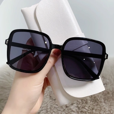 Mắt kính râm nữ chữ V gọng vuông thời trang cá tính, màu sắc đa dạng, phù hợp đi biển, chụp ảnh - iLita Hottrend 27k 5 Mắt kính râm nữ chữ V gọng vuông thời trang cá tính, màu sắc đa dạng, phù hợp đi biển, chụp ảnh - iLita Hottrend 27k 5