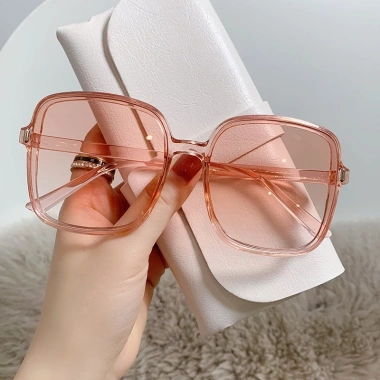 Mắt kính râm nữ chữ V gọng vuông thời trang cá tính, màu sắc đa dạng, phù hợp đi biển, chụp ảnh - iLita Hottrend 27k