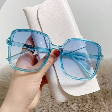 Mắt kính râm nữ chữ V gọng vuông thời trang cá tính, màu sắc đa dạng, phù hợp đi biển, chụp ảnh - iLita Hottrend 27k