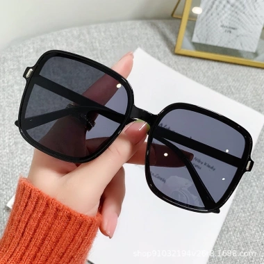 Mắt kính râm nữ chữ V gọng vuông thời trang cá tính, màu sắc đa dạng, phù hợp đi biển, chụp ảnh - iLita Hottrend 27k 9 Mắt kính râm nữ chữ V gọng vuông thời trang cá tính, màu sắc đa dạng, phù hợp đi biển, chụp ảnh - iLita Hottrend 27k 9