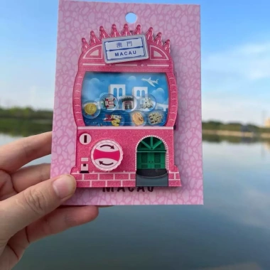 Máy Gashapon Ma Cao Màu Hồng - Dán Acrylic Trang Trí, Quà Du Lịch, 95.700₫ 5 Máy Gashapon Ma Cao Màu Hồng - Dán Acrylic Trang Trí, Quà Du Lịch, 95.700₫ 5